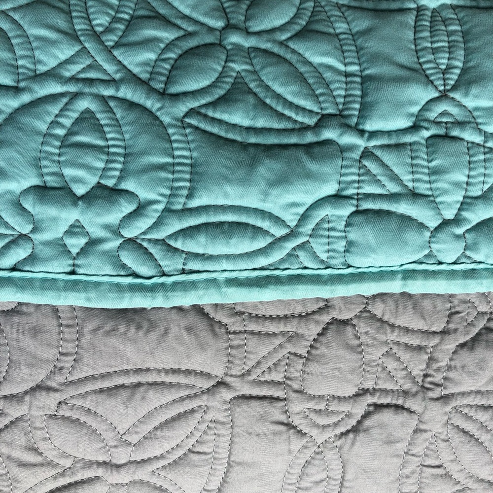 King reversible quilt & sheets